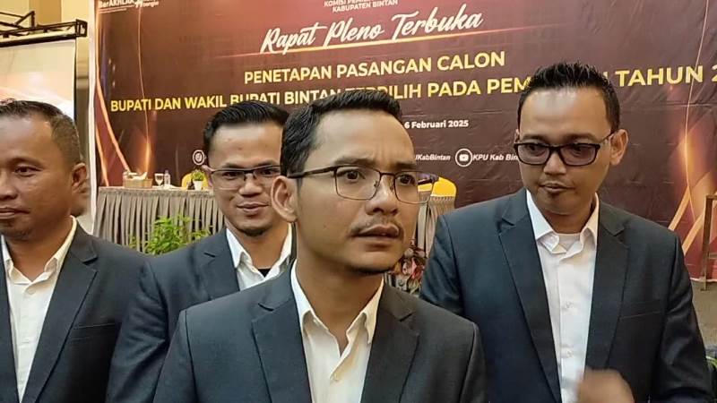 Ketua KPU Bintan Haris Daulay beserta Komisioner KPU Bintan menjelaskan soal isu MK melanjutkan gugatan KBB ke tahap pembuktian Ketua KPU Bintan Haris Daulay beserta Komisioner KPU Bintan menjelaskan soal isu MK melanjutkan gugatan KBB ke tahap pembuktian. (Foto: Hasura/Presmedia.id)