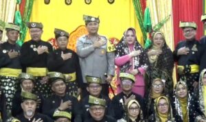 LAM Kepri bersama Kapolda Kepri dan sejumlah unsur jajaran foto bersama di Gedung LAM Kepri, Tepi Laut Tanjungpinang. (Foto: Roland/Presmedia.id)