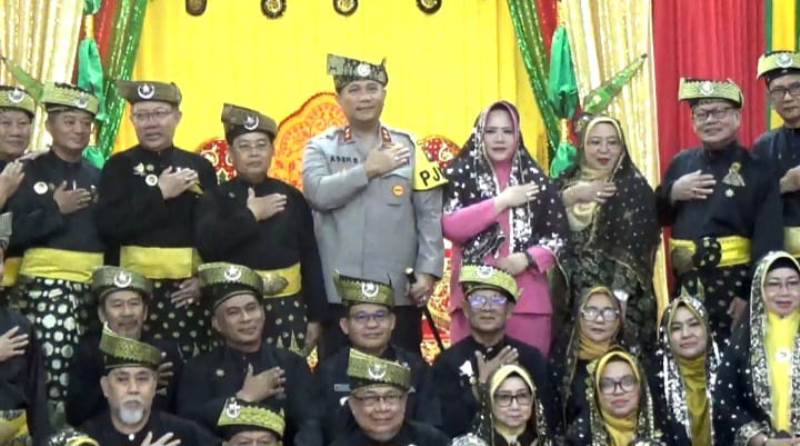 LAM Kepri bersama Kapolda Kepri dan sejumlah unsur jajaran foto bersama di Gedung LAM Kepri Tepi Laut Tanjungpinang LAM Kepri bersama Kapolda Kepri dan sejumlah unsur jajaran foto bersama di Gedung LAM Kepri, Tepi Laut Tanjungpinang. (Foto: Roland/Presmedia.id)