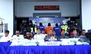 Lanal Tanjung Balai Karimun saat menggelar rilis penggagalan Penyelundupan Narkoba jenis Ekstasi sebanyak Ekstasi dari Malaysia. (Foto: tni.mil)