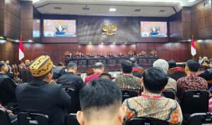 MK saat mengumumkan gugatan KKB ditolak pada Sidang Pleno Pengucapan PHPU Pemilihan Bupati dan Wakil Bupati Bintan, Rabu (5/2/2025) malam. (Foto: KPU Bintan)
