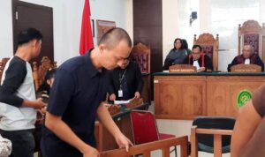 Terdakwa Maulana Rifai saat menjalani persidangan di PN Tanjungpinang atas kasus penipuan dan penggelapan lahan seluas 8 hektare seharga Rp 170 juta (Roland/Presmedia). 