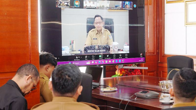 Menteri Dalam Negeri Tito Karnavian saat memimpin Rapat Koordinasi (Rakor) Persiapan Pelantikan Kepala Daerah Terpilih Hasil Pilkada Serentak Tahun 2024 melalui zoom meeting Senin (3/2/2025).