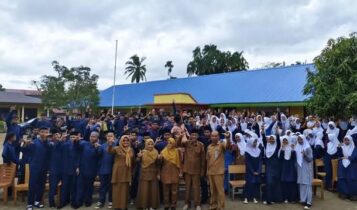Sekda Lingga, H.Armia, bersama siswa SMPN 1 Daik usai peresmian Musholla Al-Ikhlas di SMP Negeri 1 Lingga, Daik, Selasa (25/2/2025). (Foto:Aulia/Presmedi.id)