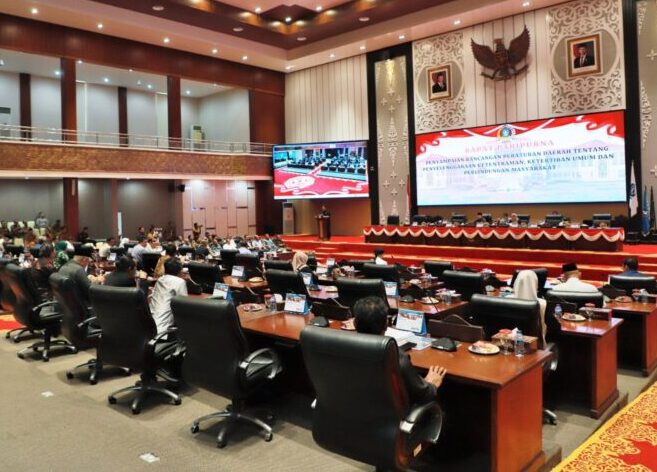 Paripurna DPRD Kepri e1739455586124 Dewan Perwakilan Rakyat Daerah (DPRD) Provinsi Kepulauan Riau menerima penyampaian Rancangan Peraturan Daerah (Ranperda) tentang Ketentraman dan Insentif Investasi dari pemerintah Kepri.
