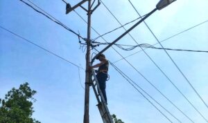 Petugas Dinas Perkim Bintan melakukan perbaikan Lampu PJU. (Foto: Dinas Perkim Bintan)