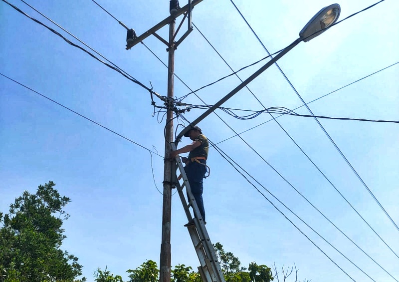 Petugas Dinas Perkim Bintan melakukan perbaikan Lampu PJU. (Foto: Dinas Perkim Bintan)