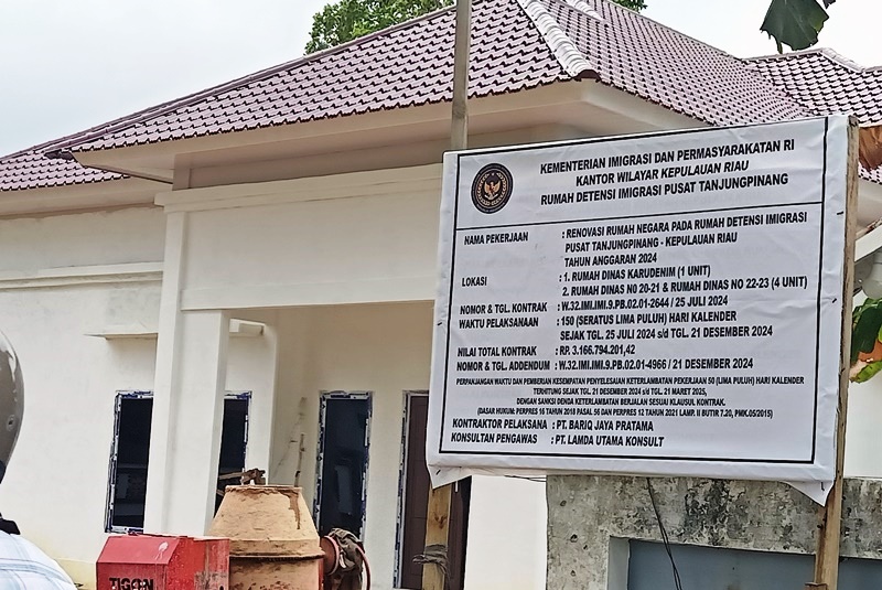 Plang nama Proyek Renovasi Rumah negara pada Rumah Detensi Imigrasi Pusat di Tanjungpinang Provinsi Kepri hingga Januari 2025 Foto diambil, belum selesai dikerjakan. (Foto: Presmedia.id)