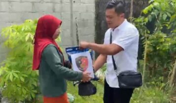 Polres Lingga, menyalurkan bantuan paket sembako kepada warga kurang mampu di Kelurahan Dabo, Kecamatan Singkep, Jumat (14/2/2025).