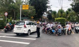 Polresta Tanjungpinang tingkatkan kegiatan Gatur (gerakan pengaturan) pagi di wilayah rawan macet dan sekolah di Kota Tanjungpinang. (Foto: Humas)