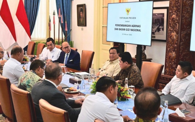Presiden Prabowo Subianto menggelar pertemuan dengan jajaran Menteri Kabinet Merah Putih di Istana Merdeka Jakarta. (Foto: BPMI Setpres/Rusman)