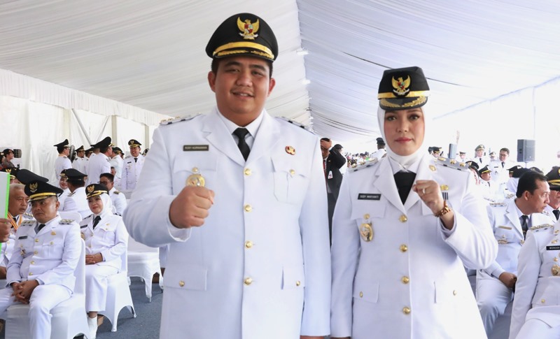 Roby Kurniawan dan Deby Maryanti saat mau dilantik sebagai Bupati dan wakil bupati Bintan 2025-2030 (foto:MC-Bintan)