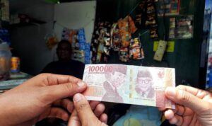 Salah satu upal yang dibelanjakan oleh pelaku ke pedagang kelontong. (Foto: Roland/Presmedia.id)
