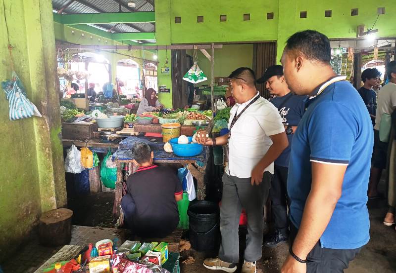 Satgas Pangan Bintan tinjau harga dan ketersediaan kebutuhan pokok di Pasar Barek Motor Kijang beberapa waktu lalu Satgas Pangan Bintan tinjau harga dan ketersediaan kebutuhan pokok di Pasar Barek Motor Kijang beberapa waktu lalu. (Foto: DKUPP Bintan)