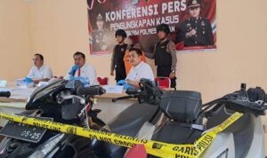 Satreskrim Polres Bintan menggelar konferensi pers pengungkapan kasus curanmor yang beraksi di empat lokasi. (Foto: Hasura/Presmedia.id)
