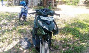 Sepeda motor Honda Beat Hijau BP 3166 WW diduga menabrak mobil box yang terparkir di Kilometer 7 Jalan DI Panjaitan, Kota Tanjungpinang. (Foto: Roland/Presmedia.id)