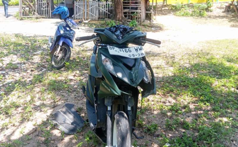 Sepeda motor Honda Beat Hijau BP 3166 WW diduga menabrak mobil box yang terparkir di Kilometer 7 Jalan DI Panjaitan Kota Tanjungpinang Sepeda motor Honda Beat Hijau BP 3166 WW diduga menabrak mobil box yang terparkir di Kilometer 7 Jalan DI Panjaitan, Kota Tanjungpinang. (Foto: Roland/Presmedia.id)