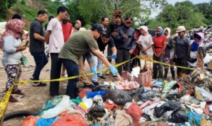 Tim Inafis Satreskrim Polresta Tanjungpinang saat mengevakuasi jasad bayi di TPA Ganet. (Foto: Roland/Presmedia.id)