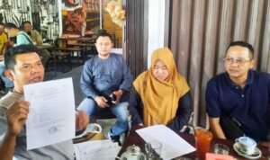 Tim Kuasa Hukum LBH Peradi DPC Tanjungpinang bersama korban laporkan dugaan guru karbitan dalam perekrutan Guru SD P3K di Kota Tanjungpinang. (Foto: Roland/Presmedia.id)