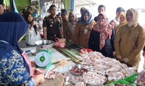 Wabup Bintan Deby Maryanti, Kapolres Bintan AKBP Yunita Stevani dan Ketua DPRD Bintan Fiven Sumanti monitoring harga sembako di pasar, swalayan dan gudang Kecamatan Bintan Timur. (Foto: Hasura/Presmedia.id)
