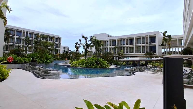 Suasana Holiday Inn Resort Lagoi Beach yang indah dan alami. (Foto: Hasura/Presmedia.id)
