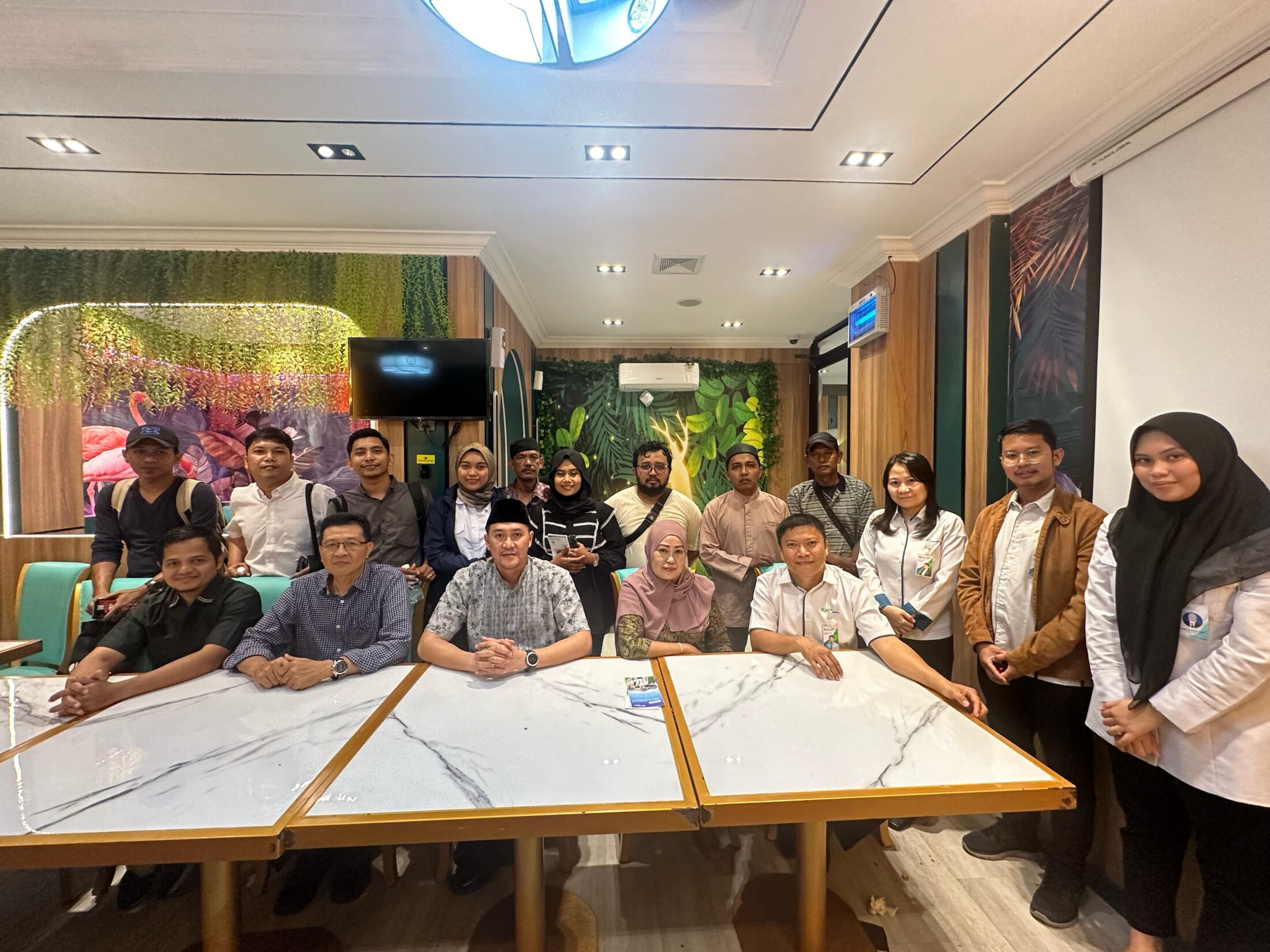 BPJS Ketenagakerjaan Tanjungpinang foto bersama dengan jurnalis usai buka bersama. (Foto: BPJS)