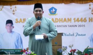 Bupati Bintan Roby Kurniawan didampingi Wakil Bupati Bintan Deby Maryanti bersama FKPD dan jajaran OPD Bintan melaksanakan rangkaian Safari Ramadhan 1446 H perdana, Sabtu (08/03) di Masjid Al Kautsar Toapaya Utara.