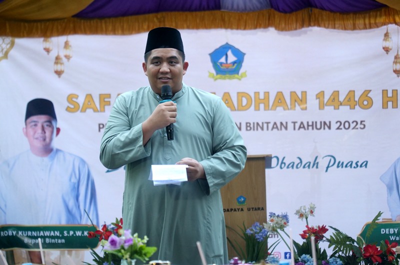 Bupati Bintan Roby Kurniawan didampingi Wakil Bupati Bintan Deby Maryanti bersama FKPD dan jajaran OPD Bintan melaksanakan rangkaian Safari Ramadhan 1446 H perdana, Sabtu (08/03) di Masjid Al Kautsar Toapaya Utara.