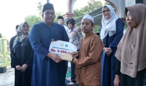 Bupati Bintan Roby Kurniawan menyerahkan bantuan masjid Desa Ekang Anculai pada Safari Ramadhan 1446 Hijriah. (Foto: Diskominfo Bintan)