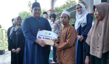 Bupati Bintan Roby Kurniawan menyerahkan bantuan masjid Desa Ekang Anculai pada Safari Ramadhan 1446 Hijriah. (Foto: Diskominfo Bintan)