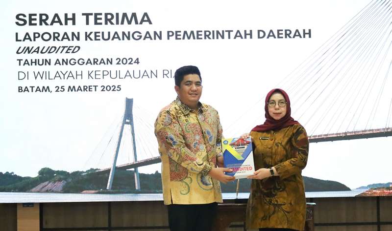 Bupati Bintan Roby Kurniawan saat menyerahkan Laporan Keuangan Pemerintah Daerah LKPD Unaudited Kabupaten Bintan TA 2024 kepada Badan Pemeriksa Keuangan BPK Perwakilan Provinsi Kepulauan Riau Kepri Bupati Bintan, Roby Kurniawan, saat menyerahkan Laporan Keuangan Pemerintah Daerah (LKPD) Unaudited Kabupaten Bintan TA 2024 kepada Badan Pemeriksa Keuangan (BPK) Perwakilan Provinsi Kepulauan Riau (Kepri).