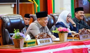 Bupati Lingga Muhammad Nizar bersama Wakil Bupati Lingga Novrizal menghadiri Rapat Paripurna DPRD Kabupaten Lingga yang berlangsung di Ruang Rapat Paripurna DPRD Kabupaten Lingga. (Foto: Aulia/Presmedia.id)