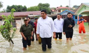 Bupati Roby saat melakukan peninjauan bencana banjir akibat intensitas hujan lebat dan sejumlah kawasan mengalami banjir. (Foto:Diskominfo Bintan)  