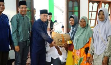 Bupati dan Wakil Bupati Lingga memberikan bantuan pada warga saat melaksanakan Safari Ramadhan 1446 H/2025 M di Desa Tanjung Irat, Kecamatan Singkep Barat-Lingga. (Foto: Aulia/Presmedia.id)