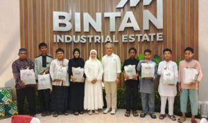 GM PT BIIE Aditya Laksamana menyerahkan santunan serta bingkisan kepada anak yatim dari Panti Asuhan Ar Rahman Tanjung Uban. (Foto: Hasura/Presmedia.id)