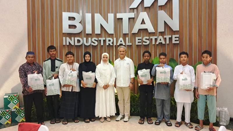 GM PT BIIE Aditya Laksamana menyerahkan santunan serta bingkisan kepada anak yatim dari Panti Asuhan Ar Rahman Tanjung Uban. (Foto: Hasura/Presmedia.id)