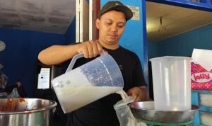 Bambang pemilik kios santan di Jalan Kuantan Tanjungpinang (Roland/Presmedia)