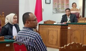  Ignatius Apung Oktaviawan, terdakwa kasus penipuan proyek pembangunan gedung Bawaslu dan KPU Provinsi Kepulauan Riau, dituntut hukuman 3 tahun penjara JPU di PN Tanjungpinang, Senin (25/3/2025). (Foto-Presmedia.id)