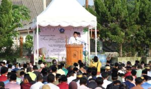 Bupati Bintan Roby Kurniawan bertindak sebagai Khatib pada Shalat Idul Fitri 1446 Hijriah bersama ratusan warga di Halaman Gedung Olahraga (GOR) Kawal, Kecamatan Gunung Kijang, pada Senin (31/03/2025).