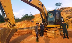 KLH saat melakukan Penertiban Pertambangan diduga Ilegal di lingga provinsi Kepri. (Foto: Dok-KLHK)