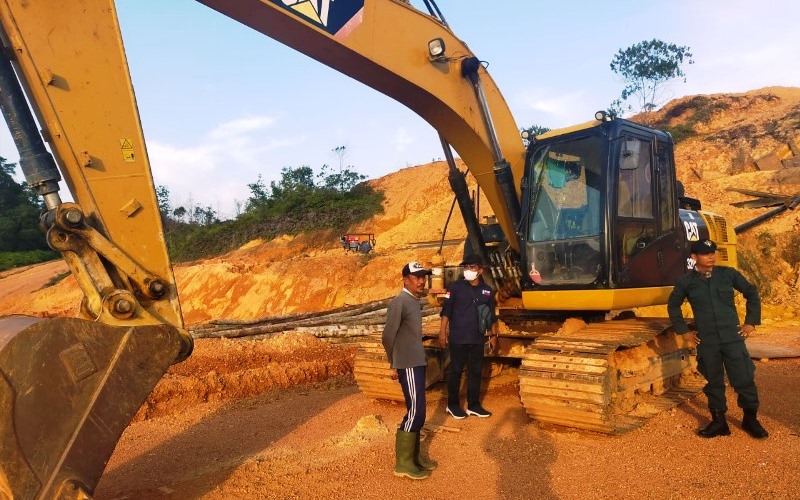 KLH saat melakukan Penertiban Pertambangan diduga Ilegal di lingga provinsi Kepri KLH saat melakukan Penertiban Pertambangan diduga Ilegal di lingga provinsi Kepri. (Foto: Dok-KLHK)