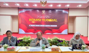 Anggota KY selaku Ketua Bidang Rekrutmen Hakim KY M. Taufiq HZ (Tengah) pada konferensi pers pengumuman penerimaan usulan calon hakim agung dan calon hakim ad hoc HAM di MA Tahun 2025 yang akan digelar secara daring (Foto:Dok-KY)