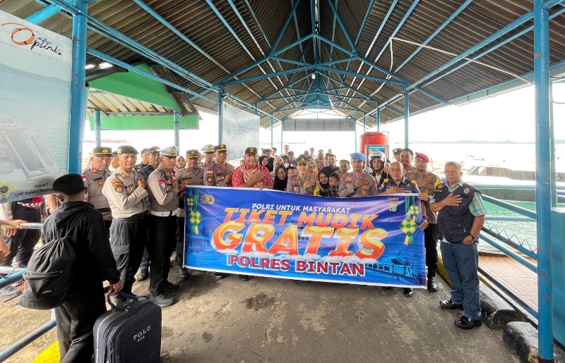 Kapolres Bintan AKBP Yunita Stevani membagikan puluhan tiket kapal gratis kepada masyarakat yang mudik lebaran ke Kota Batam di Pelabuhan Bulang Linggi Tanjung Uban Kapolres Bintan AKBP Yunita Stevani membagikan puluhan tiket kapal gratis kepada masyarakat yang mudik lebaran ke Kota Batam di Pelabuhan Bulang Linggi Tanjung Uban. (Foto: Humas Polres Bintan)