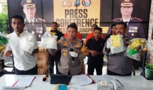 Kapolresta Tanjungpinang Kombes Pol Hamam Wahyudi saat press rillis didampingi oleh Kasat Narkoba, AKP Lajun Siado Siado Rio Sianturi dan Kasi Humas, Iptu Sahrul Damanik di Mapolresta Tanjungpinang. (Foto: Roland/Presmedia.id)