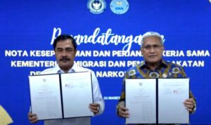 Kepala BNN RI Marthinus Hukom dan Menteri Imipas Agus Andrianto, melakukan penandatanganan MoU di Aula Yusuf Adiwinata Kementerian Imipas, Kuningan, Jakarta Selatan, pada Selasa (11/3/2025). (Foto: Humas BNN)