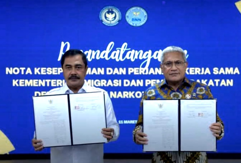 Kepala BNN RI Marthinus Hukom dan Menteri Imipas Agus Andrianto, melakukan penandatanganan MoU di Aula Yusuf Adiwinata Kementerian Imipas, Kuningan, Jakarta Selatan, pada Selasa (11/3/2025). (Foto: Humas BNN)