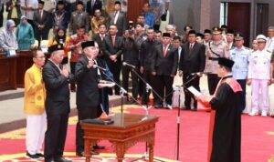 Ketua Pengadilan Tinggi Kepri H.Ahmad Shalihin saat melantik dan mengambil Sumpah anggota DPRD Kepri Arianto Lu dan Robert Silalahi Resmi pada rapat paripurna DPRD yang dipimpin oleh Ketua DPRD Provinsi Kepri, H.Iman Sutiawan, di Ruang Rapat Sidang Utama Balairung Raja Khalid Hitam, DPRD Provinsi Kepulauan Riau, Pulau Dompak, Kamis (13/03/2025). (Foto: Dok-DPRD Kepri)