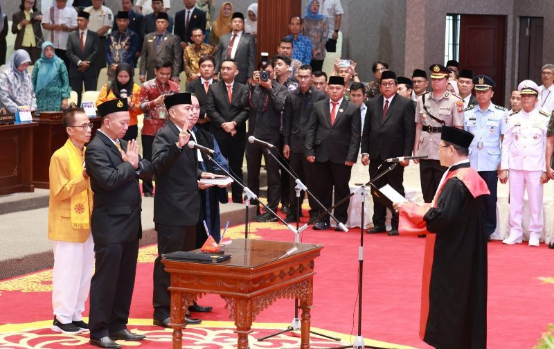 Ketua Pengadilan Tinggi Kepri H.Ahmad Shalihin saat melantik dan mengambil Sumpah anggota DPRD Kepri Arianto Lu dan Robert Silalahi Resmi pada rapat paripurna DPRD Ketua Pengadilan Tinggi Kepri H.Ahmad Shalihin saat melantik dan mengambil Sumpah anggota DPRD Kepri Arianto Lu dan Robert Silalahi Resmi pada rapat paripurna DPRD yang dipimpin oleh Ketua DPRD Provinsi Kepri, H.Iman Sutiawan, di Ruang Rapat Sidang Utama Balairung Raja Khalid Hitam, DPRD Provinsi Kepulauan Riau, Pulau Dompak, Kamis (13/03/2025). (Foto: Dok-DPRD Kepri)