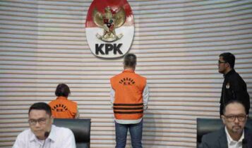 Komisi Pemberantasan Korupsi (KPK) melakukan penahanan terhadap dua tersangka JM selaku Komisaris Utama PT PE dan SMD selaku Direktur PT PE dalam dugaan tindak pidana korupsi pemberian fasilitas kredit dari Lembaga Pembiayaan Ekspor Indonesia (LPEI) kepada PT PE. (Foto: Dok KPK)