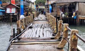 Kondisi Dermaga Desa Mantang Baru yang kian memprihatinkan. Bupati Bintan Roby berjanji akan memperbaikinya. (Foto: Hasura/Presmedia.id)